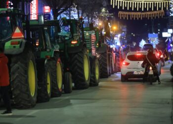 Παραμένουν οι κυκλοφοριακές ρυθμίσεις λόγω μπλόκου αγροτών στο Κάστρο Βοιωτίας