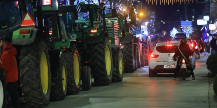 Παραμένουν οι κυκλοφοριακές ρυθμίσεις λόγω μπλόκου αγροτών στο Κάστρο Βοιωτίας