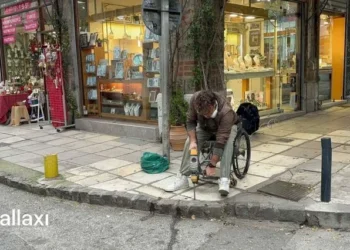Θεσσαλονίκη: Η ράμπα που έγινε μήνυμα αξιοπρέπειας – Viral ο ανάπηρος που τρύπησε μόνος του το πεζοδρόμιο [βίντεο]