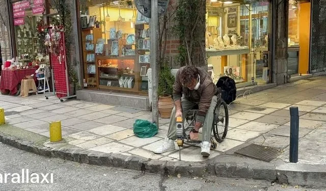 Θεσσαλονίκη: Η ράμπα που έγινε μήνυμα αξιοπρέπειας – Viral ο ανάπηρος που τρύπησε μόνος του το πεζοδρόμιο [βίντεο]