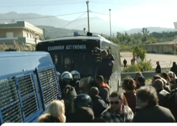 Στη γέφυρα Ρίου-Αντιρρίου θέλουν να περάσουν οι αγρότες, τους έχουν σταματήσει με κλούβες της ΕΛ.ΑΣ (βίντεο)