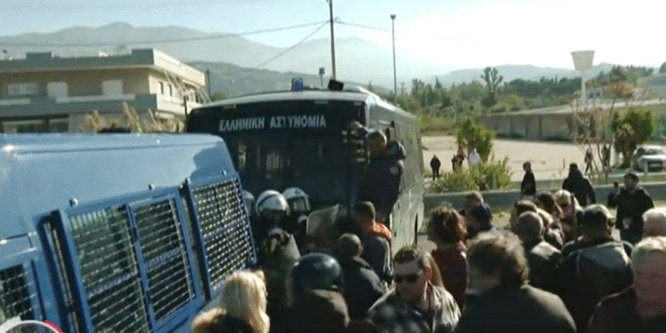 Επεισόδια στη Γέφυρα Ρίου – Αντιρρίου: Η ΕΛΑΣ μπλόκαρε τα τρακτέρ, πέρασαν με τα πόδια οι αγρότες, έπεσαν χημικά και κρότου λάμψης (βίντεο)