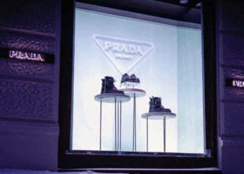 H Prada ολοκλήρωσε την εξαγορά της Versace – Nέα σελίδα για τη βιομηχανία της μόδας