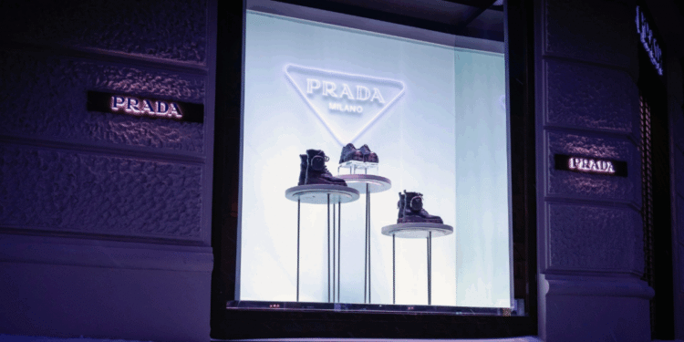 H Prada ολοκλήρωσε την εξαγορά της Versace – Nέα σελίδα για τη βιομηχανία της μόδας