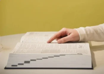 «Slop»: Η λέξη της χρονιάς 2025 που περιγράφει την εποχή της τεχνητής νοημοσύνης