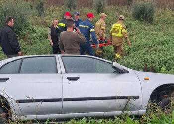 Εκτροπή αυτοκινήτου με εγκλωβισμό στη διασταύρωση Αμπελακίου Αμφιλοχίας (φωτο)