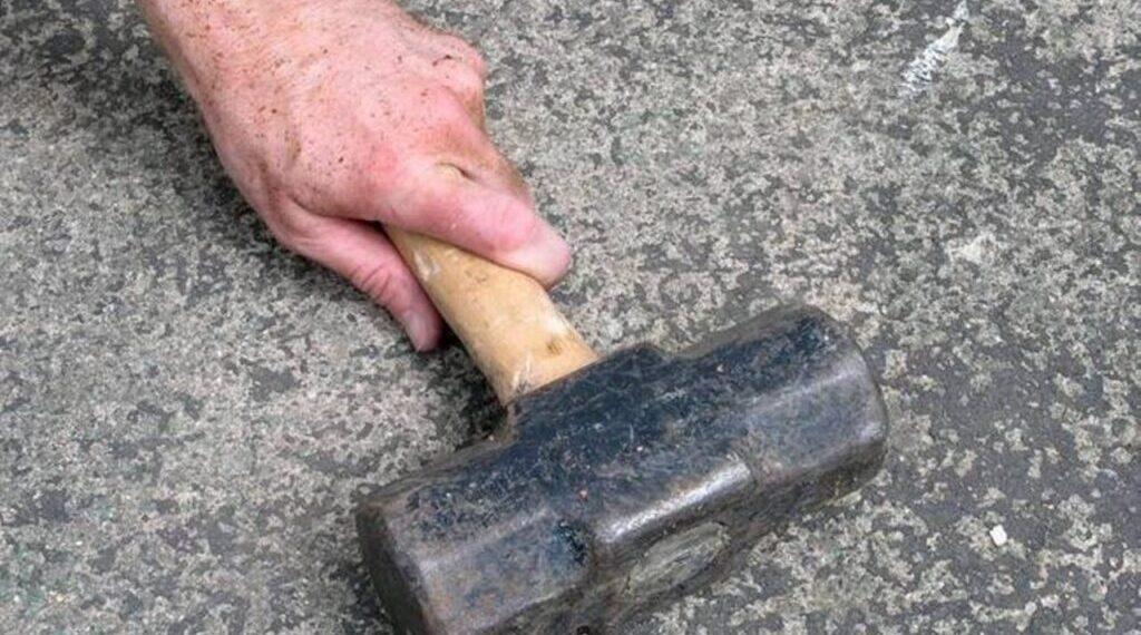 Βόνιτσα: Απίστευτο περιστατικό – Μπήκε σε προαύλιο σπιτιού και έσπασε μοτοσικλέτα με σφυρί!