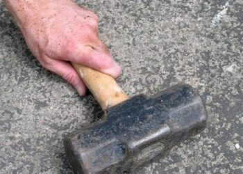 Βόνιτσα: Απίστευτο επεισόδιο – Μπήκε σε προαύλιο σπιτιού και έσπασε μοτοσικλέτα με σφυρί!