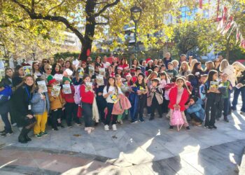 Αγρίνιο: Το «Δέντρο της Αγάπης» στόλισε την Πλατεία Παναγόπουλου με χαμόγελα και μηνύματα προσφοράς