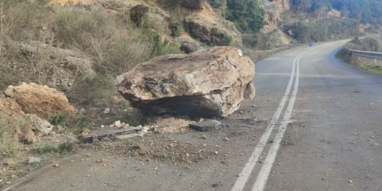 Πτώση βράχων στην επαρχιακή οδό Ιωαννίνων – Δερβιζιάνων
