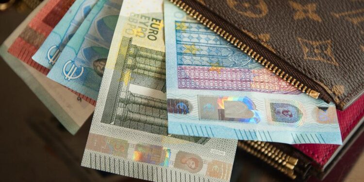 Δώρο Χριστουγέννων 2025: Νωρίτερα ξεκινά η πληρωμή του – Πώς να το υπολογίσετε – Ποιοι το δικαιούνται