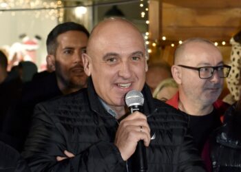 Άναψε το Χριστουγεννιάτικο δέντρο στη Ναύπακτο