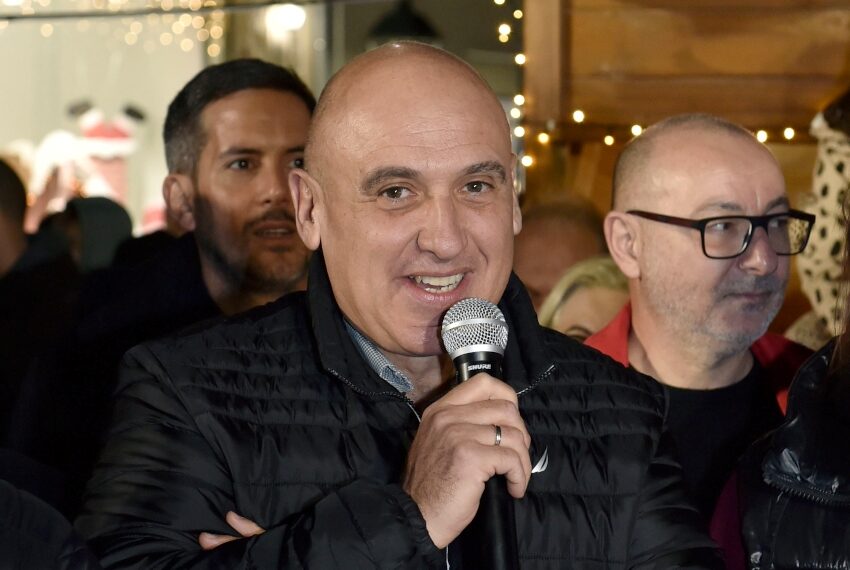 Άναψε το Χριστουγεννιάτικο δέντρο στη Ναύπακτο