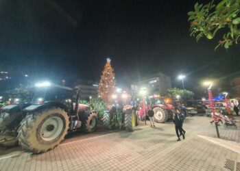 Οι αγρότες μπήκαν στο Αγρίνιο με τα τρακτέρ τους-συλλαλητήριο στην πλατεία