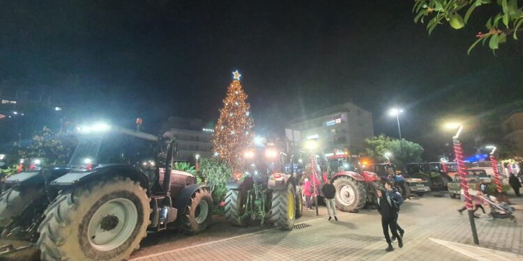 Οι αγρότες μπήκαν στο Αγρίνιο με τα τρακτέρ τους – Συλλαλητήριο στην πλατεία (φωτο – βίντεο)