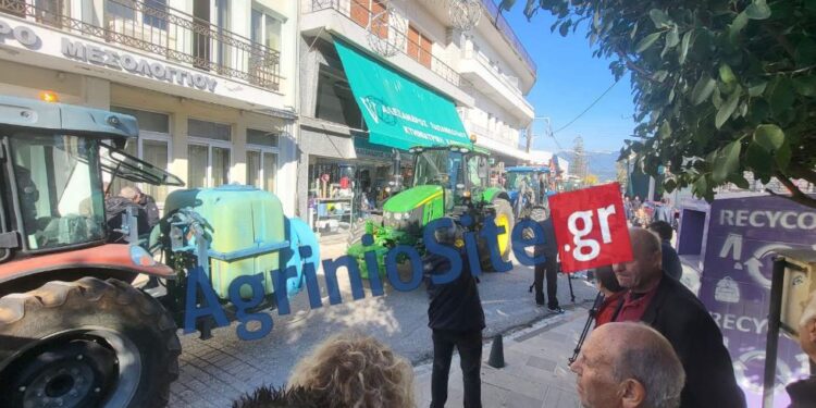 Μπήκαν με τα τρακτέρ στο Μεσολόγγι οι αγρότες (φωτο – βίντεο)