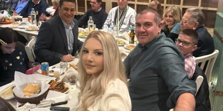 Το εορταστικό τραπέζι του Δημάρχου Αγρινίου Γ. Παπαναστασίου στους δημοσιογράφους (φωτο – βίντεο)