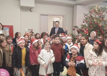 Αγρίνιο: Το Δημαρχείο γέμισε με παιδικές φωνές και Χριστουγεννιάτικες μελωδίες! (φωτο – βίντεο)
