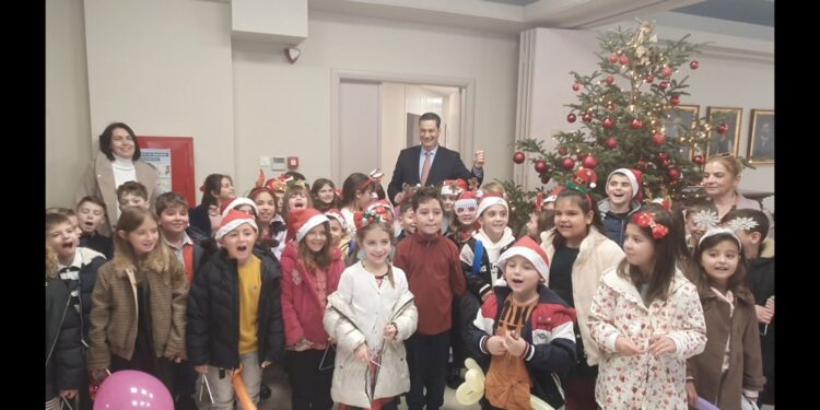 Αγρίνιο: Το Δημαρχείο γέμισε με παιδικές φωνές και Χριστουγεννιάτικες μελωδίες! (φωτο – βίντεο)