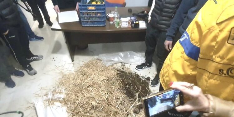 Αγρίνιο: Παρέμβαση αγροτών με… σανό και κοπριά στα γραφεία των βουλευτών της ΝΔ (φωτο – βίντεο)