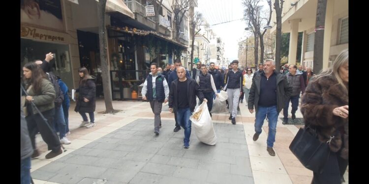 Αγρίνιο: Παρέμβαση αγροτών με… σανό και κοπριά στα γραφεία των βουλευτών της ΝΔ (φωτο – βίντεο)