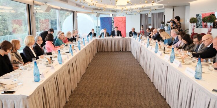 Συνάντηση Κυριάκου Πιερρακάκη με πρέσβεις ΕΕ: Η Ευρώπη χρειάζεται επιτάχυνση μεταρρυθμίσεων και δημοσιονομική ισορροπία