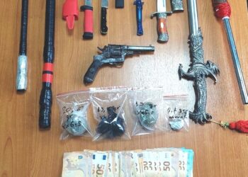 Αγρίνιο: Σύλληψη δύο ανδρών για διακίνηση ναρκωτικών και όπλα – Είχαν μέχρι και ξίφος! (φωτο)