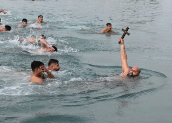 Ο Γιάννης Τσικνιάς έπιασε τον Σταυρό στο Μεσολόγγι-Παρουσία του Υφυπουργού Κ.Καραγκούνη ο εορτασμός