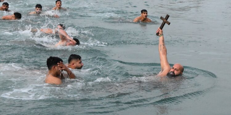 Ο Γιάννης Τσικνιάς έπιασε τον Σταυρό στο Μεσολόγγι-Παρουσία του Υφυπουργού Κ.Καραγκούνη ο εορτασμός