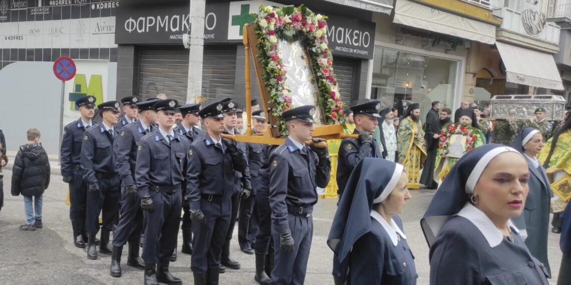 Δόκιμοι αστυφύλακες (δύο Αγρινιώτες) από την σχολή αστυφυλάκων Νάουσας παρέστησαν στην λιτανεία του Αγίου Αντωνίου Βέροιας – ΦΩΤΟ