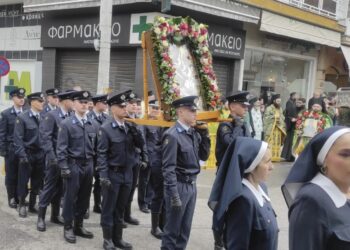 Δόκιμοι αστυφύλακες (δύο Αγρινιώτες) από την σχολή αστυφυλάκων Νάουσας παρέστησαν στην λιτανεία του Αγίου Αντωνίου Βέροιας – ΦΩΤΟ