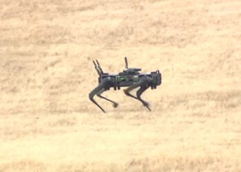 Τετράποδα ρομπότ στο πεδίο άσκησης των Ιαπωνικών δυνάμεων άμυνας