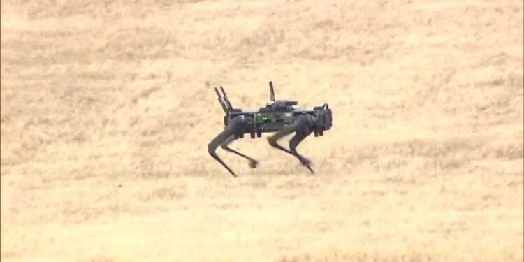 Τετράποδα ρομπότ στο πεδίο άσκησης των Ιαπωνικών δυνάμεων άμυνας