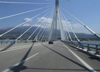 Τραγωδία στη Γέφυρα Ρίου-Αντιρρίου – Κατέληξε στο νοσοκομείο νεαρός μοτοσικλετιστής που ενεπλάκη σε τροχαίο με νταλίκα (ΒΙΝΤΕΟ)