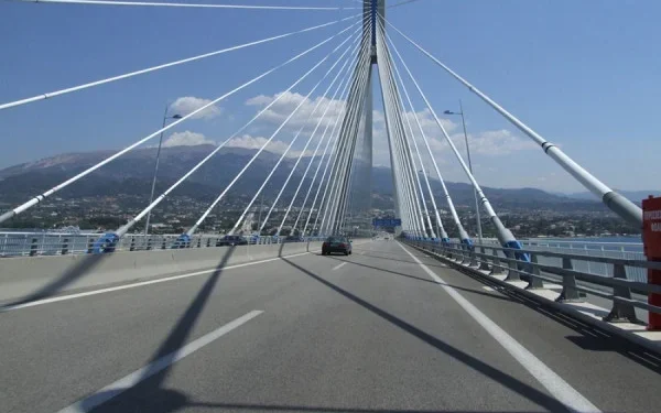 Τραγωδία στη Γέφυρα Ρίου-Αντιρρίου – Κατέληξε στο νοσοκομείο νεαρός μοτοσικλετιστής που ενεπλάκη σε τροχαίο με νταλίκα (ΒΙΝΤΕΟ)