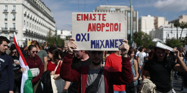 Κατώτατος μισθός: Μικρές αυξήσεις, μεγάλες απώλειες για τους εργαζόμενους