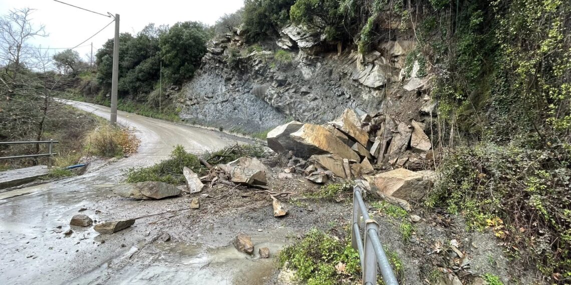 Πτώση βράχων στο Ελληνικό Σκουτεράς – Άμεση παρέμβαση του Δήμου Αγρινίου