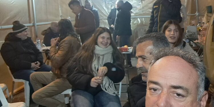 Έκοψαν βασιλόπιτα στο μπλόκο Αγγελοκάστρου οι αγρότες-Την Κυριακή η πανελλαδική σύσκεψη για το μέλλον των κινητοποιήσεων