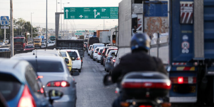 Κίνηση στους δρόμους: Αυξημένη κίνηση στον Κηφισό – Καθυστερήσεις σε Λ. Ποσειδώνος και Αττική Οδό