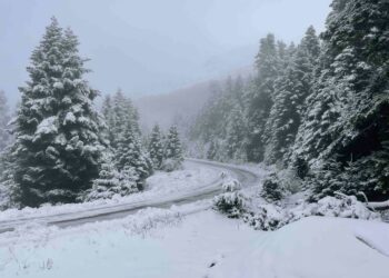 Χιόνια στα ορεινά της Αιτωλοακαρνανίας-Επιχειρούν μηχανήματα της Περιφέρειας