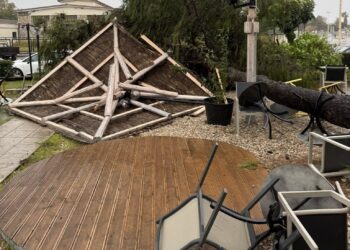 Aνεμοστρόβιλος “σάρωσε” το Μεσολόγγι-Εκτεταμένες ζημιές