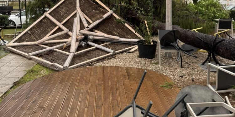 Aνεμοστρόβιλος “σάρωσε” το Μεσολόγγι-Εκτεταμένες ζημιές