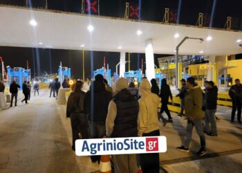 Οι αγρότες άνοιξαν τα διόδια της Γέφυρας Ρίου – Αντιρρίου (φωτο)