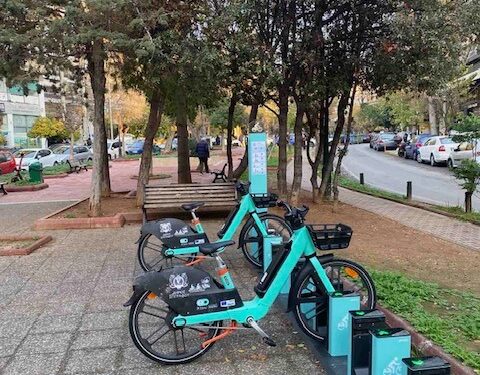 Ο δήμος Ζωγράφου αλλάζει τη μετακίνηση: Δωρεάν ηλεκτρικά ποδήλατα στους δρόμους της πόλης – Δες πού θα τα βρεις