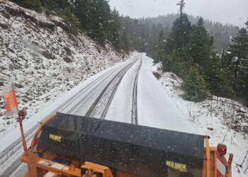 Αποχιονισμός στον οδικό άξονα Λαμπίρι – Καρπενήσι-Σε αυξημένη ετοιμότητα η Πολιτική Προστασία της Περιφέρειας