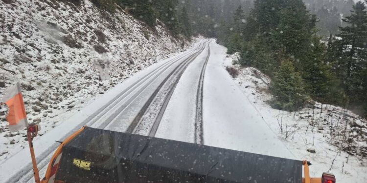Αποχιονισμός στον οδικό άξονα Λαμπίρι – Καρπενήσι-Σε αυξημένη ετοιμότητα η Πολιτική Προστασία της Περιφέρειας