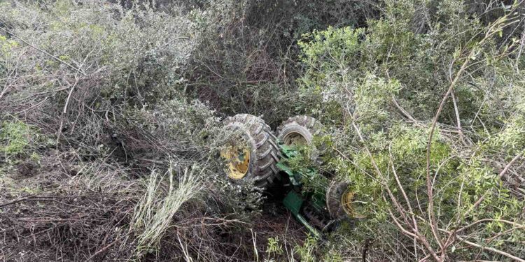 Μεσολόγγι: Ανατροπή τρακτέρ στο Κουτσοχέρι – Καταπλάκωσε τον οδηγό του, εντοπίστηκε χωρίς τις αισθήσεις του (φωτο)