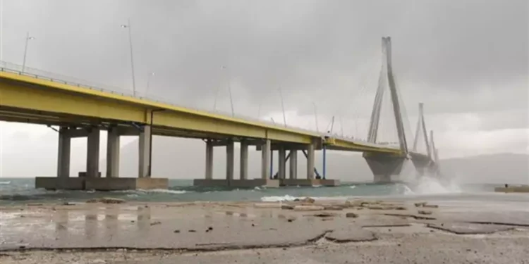 Κακοκαιρία: Κλειστή και σήμερα η πορθμειακή γραμμή Ρίου – Αντιρρίου