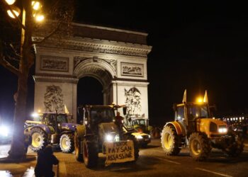Στο Παρίσι με τα τρακτέρ οι Γάλλοι αγρότες – Διαμαρτύρονται για τη Mercosur