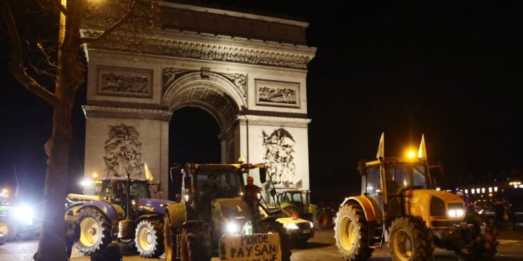Στο Παρίσι με τα τρακτέρ οι Γάλλοι αγρότες – Διαμαρτύρονται για τη Mercosur